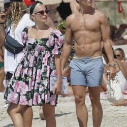 Pixie Lott y Oliver Cheshire con el torso desnudo en una playa de Formentera