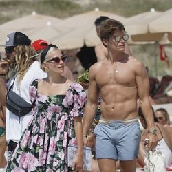 Pixie Lott y Oliver Cheshire con el torso desnudo en una playa de Formentera
