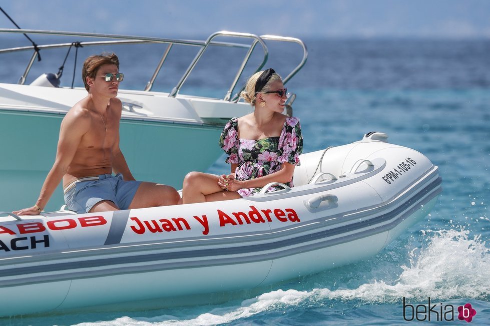 Pixie Lott y Oliver Cheshire de vacaciones en una lancha en Formentera