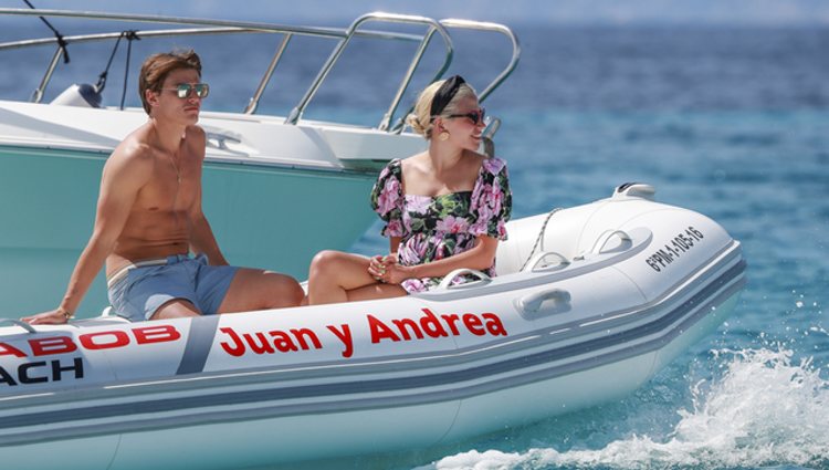 Pixie Lott y Oliver Cheshire de vacaciones en una lancha en Formentera