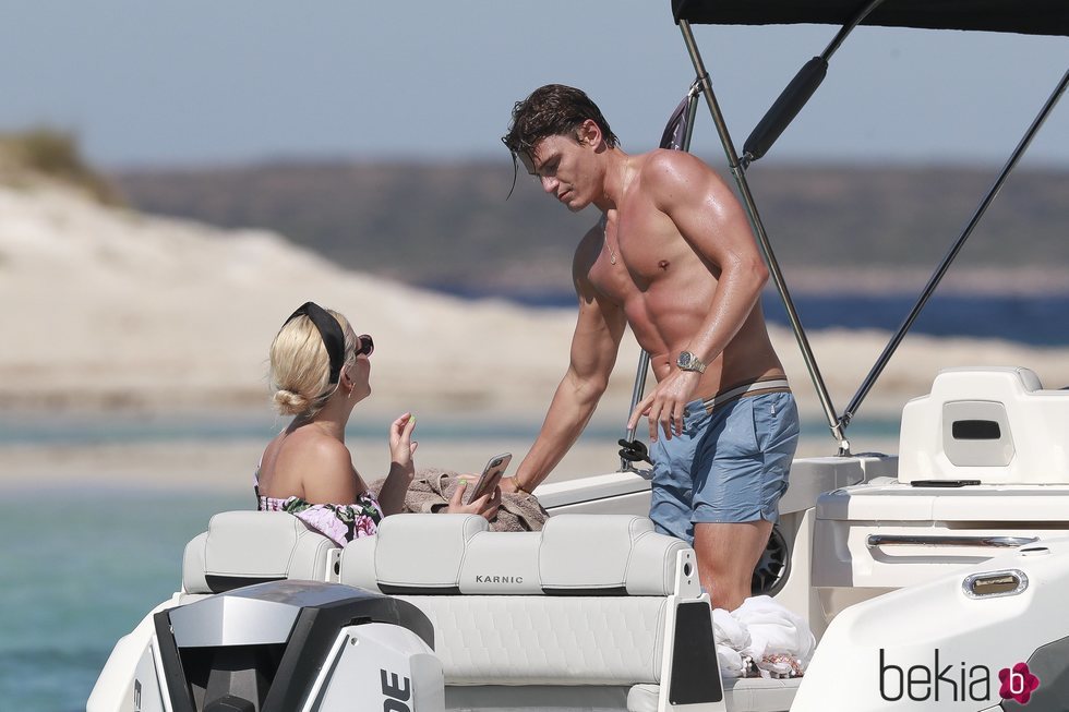 Pixie Lott y Oliver Cheshire con el torso desnudo de vacaciones románticas en Formentera