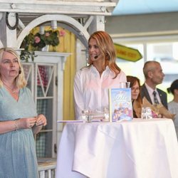 La princesa Magdalena de Suecia hablando sobre su nuevo libro