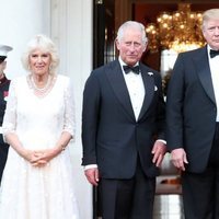 Donald y Melania Trump, Carlos de Inglaterra y la Duquesa de Cornualles en la embajada de EEUU de Reino Unido