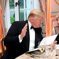 Donald Trump charla con Theresa May durante la cena en la embajada de EEUU en Reino Unido