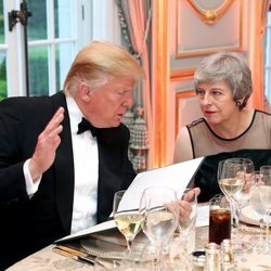 Donald Trump charla con Theresa May durante la cena en la embajada de EEUU en Reino Unido