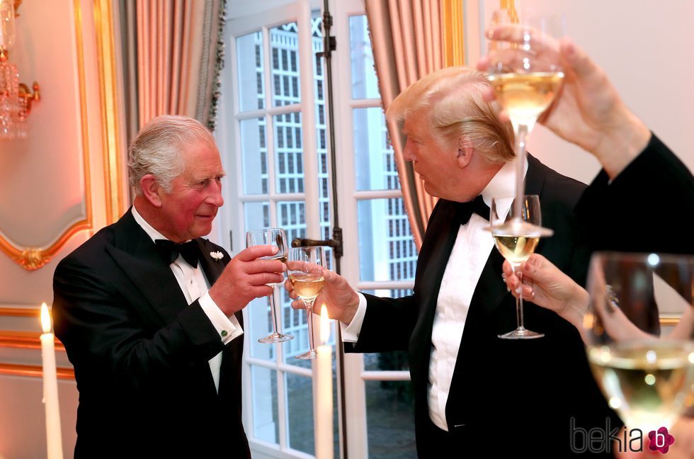 El Príncipe Carlos brinda con Donald Trump durante la cena en la embajada de EEUU en Reino Unido
