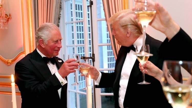 El Príncipe Carlos brinda con Donald Trump durante la cena en la embajada de EEUU en Reino Unido