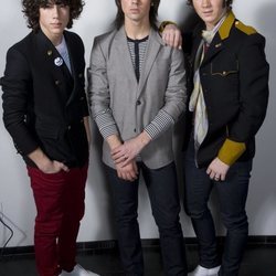 Los Jonas Brothers posan como banda en el año 2008