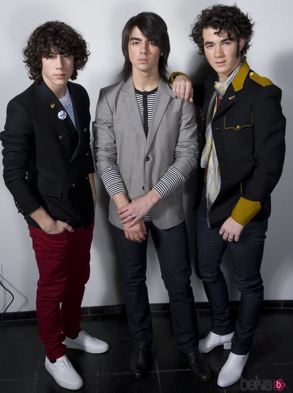 Los Jonas Brothers posan como banda en el año 2008