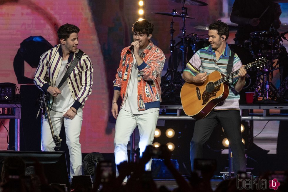 Los Jonas Brothers cantando juntos tras su vuelta a los escenarios