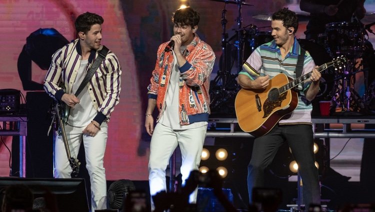 Los Jonas Brothers cantando juntos tras su vuelta a los escenarios