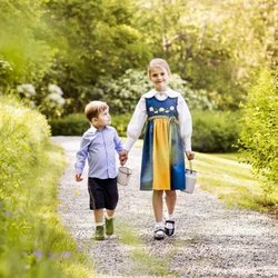 Estela y Oscar de Suecia paseando por los jardines de Haga en el Día Nacional de Suecia 2019