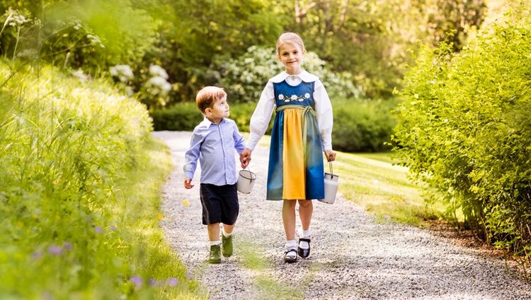 Estela y Oscar de Suecia paseando por los jardines de Haga en el Día Nacional de Suecia 2019