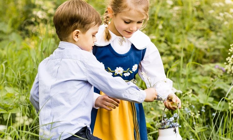 Estela y Oscar de Suecia recogiendo flores en los jardines de Haga