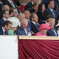 La Reina Isabel II, el Príncipe Carlos, Theresa May y el matrimonio Trump en el Día-D en Inglaterra