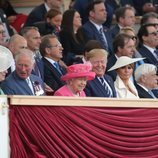 La Reina Isabel II, el Príncipe Carlos, Theresa May y el matrimonio Trump en el Día-D en Inglaterra