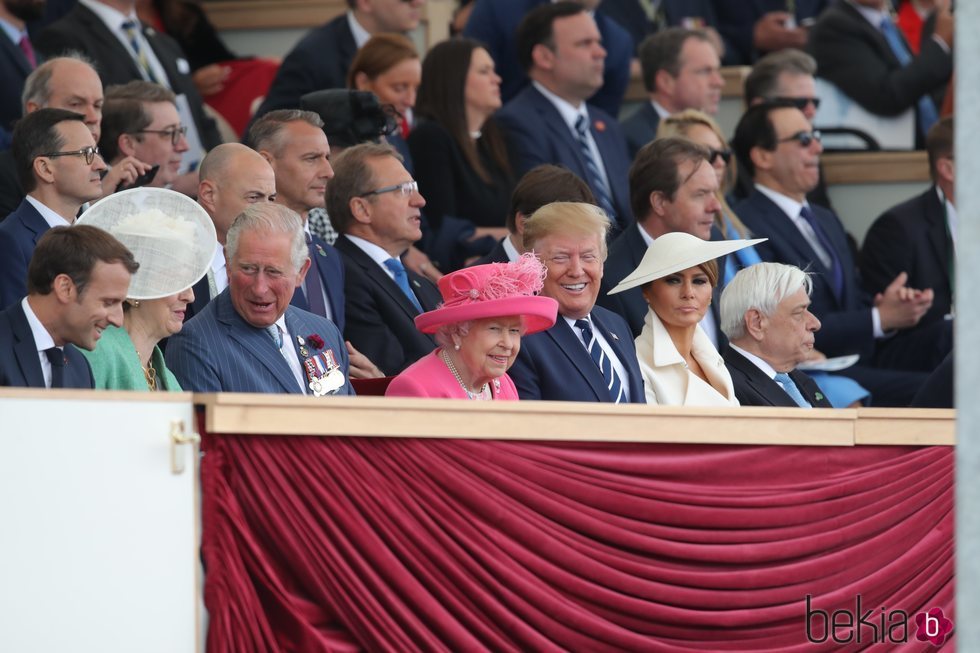 La Reina Isabel II, el Príncipe Carlos, Theresa May y el matrimonio Trump en el Día-D en Inglaterra