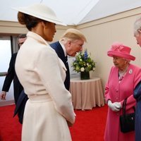 La Reina Isabel II, el Príncipe Carlos, Donald y Melania Trump tras el homenaje del Día-D en Inglaterra