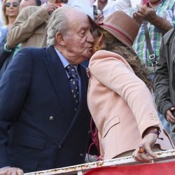 La Infanta Elena dando un beso al Rey Juan Carlos en una corrida de toros