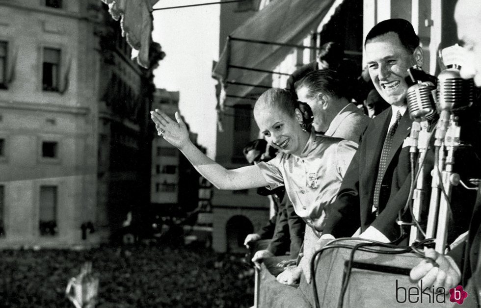 Evita y el General Perón saludando a las masas