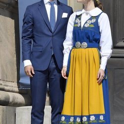Carlos Felipe de Suecia y Sofia Hellqvist se dedican una tierna mirada en el Día Nacional de Suecia 2019