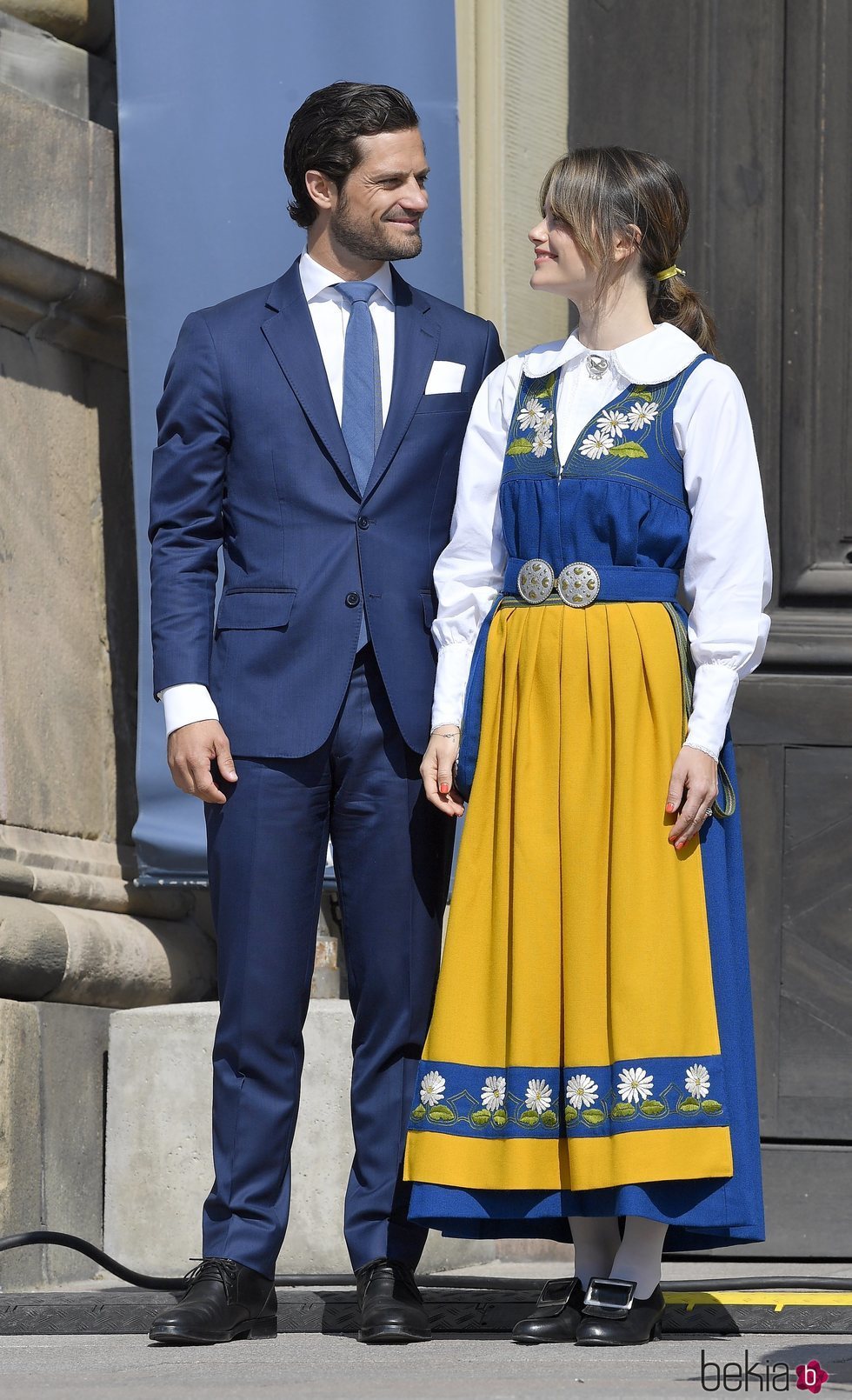 Carlos Felipe de Suecia y Sofia Hellqvist se dedican una tierna mirada en el Día Nacional de Suecia 2019