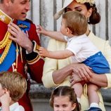 El Príncipe Luis queriendo agarrar al Príncipe Guillermo en Trooping the Colour 2019