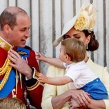 El Príncipe Luis queriendo agarrar al Príncipe Guillermo en Trooping the Colour 2019