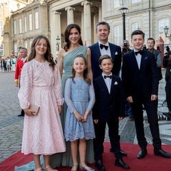 Federico y Mary de Dinamarca con sus hijos Christian, Isabel, Vicente y Josefina en el 50 cumpleaños de Joaquín de Dinamarca