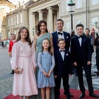 Federico y Mary de Dinamarca con sus hijos Christian, Isabel, Vicente y Josefina en el 50 cumpleaños de Joaquín de Dinamarca