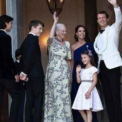 Margarita de Dinamarca recibe a Joaquín y Marie de Dinamarca y a sus hijos en el 50 cumpleaños de Joaquín de Dinamarca