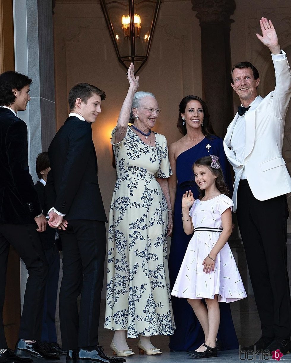 Margarita de Dinamarca recibe a Joaquín y Marie de Dinamarca y a sus hijos en el 50 cumpleaños de Joaquín de Dinamarca