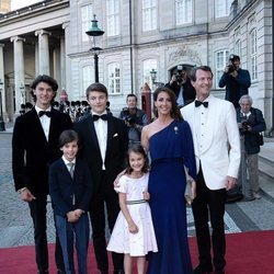 Joaquín y Marie de Dinamarca con sus hijos Nicolás, Félix, Enrique y Athena en el 50 cumpleaños de Joaquín de Dinamarca