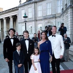 Joaquín y Marie de Dinamarca con sus hijos Nicolás, Félix, Enrique y Athena en el 50 cumpleaños de Joaquín de Dinamarca