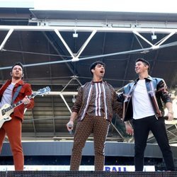 Los Jonas Brothers dando un concierto en Wembley