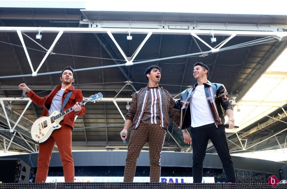 Los Jonas Brothers dando un concierto en Wembley