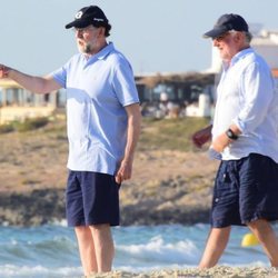 Mariano Rajoy junto a un amigo en Formentera