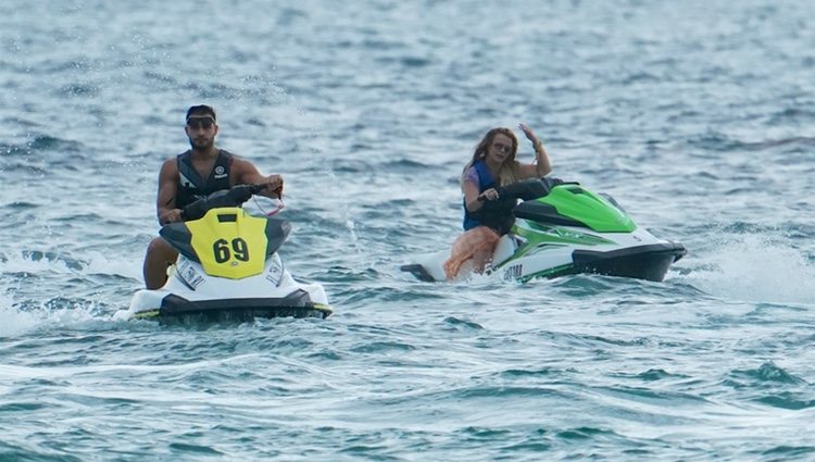 Britney Spears y su pareja Sam Asghari montando en moto de agua