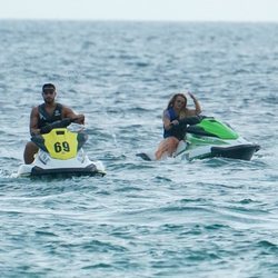 Britney Spears y su pareja Sam Asghari montando en moto de agua