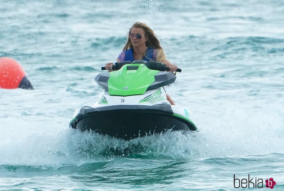 Britney Spears montando en moto de agua en las playas de Miami