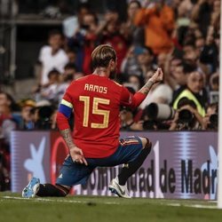 Sergio Ramos dedicando a Pilar Rubio su último gol antes de casarse
