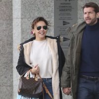 Chenoa paseando con Miguel Sánchez Encinas por Madrid