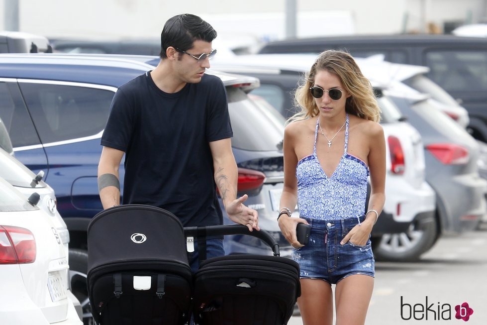 Alice Campello y Álvaro Morata de paseo por Ibiza on sus hijos