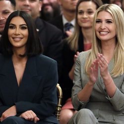 Kim Kardashian e Ivanka Trump en una conferencia en la Casa Blanca