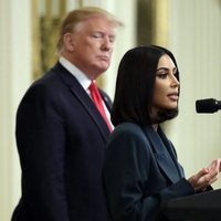 Kim Kardashian y Donald Trump en una conferencia en la Casa Blanca