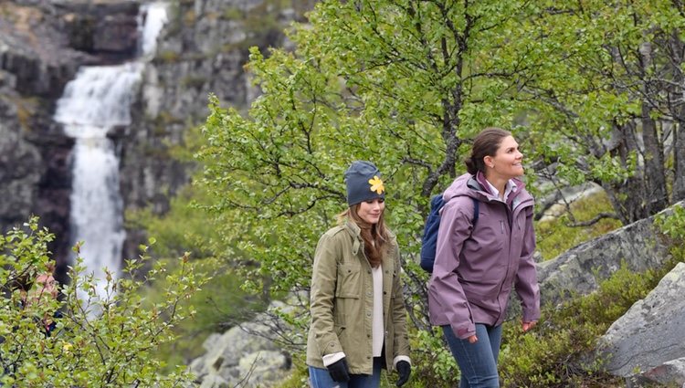 Victoria de Suecia y Sofia Hellqvist haciendo una ruta en Dalarna