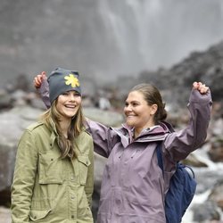 Victoria de Suecia y Sofia Hellqvist en la cascada Njupeskär