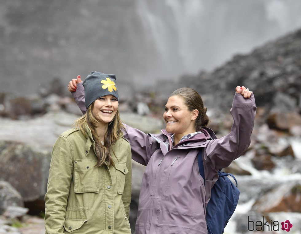 Victoria de Suecia y Sofia Hellqvist en la cascada Njupeskär