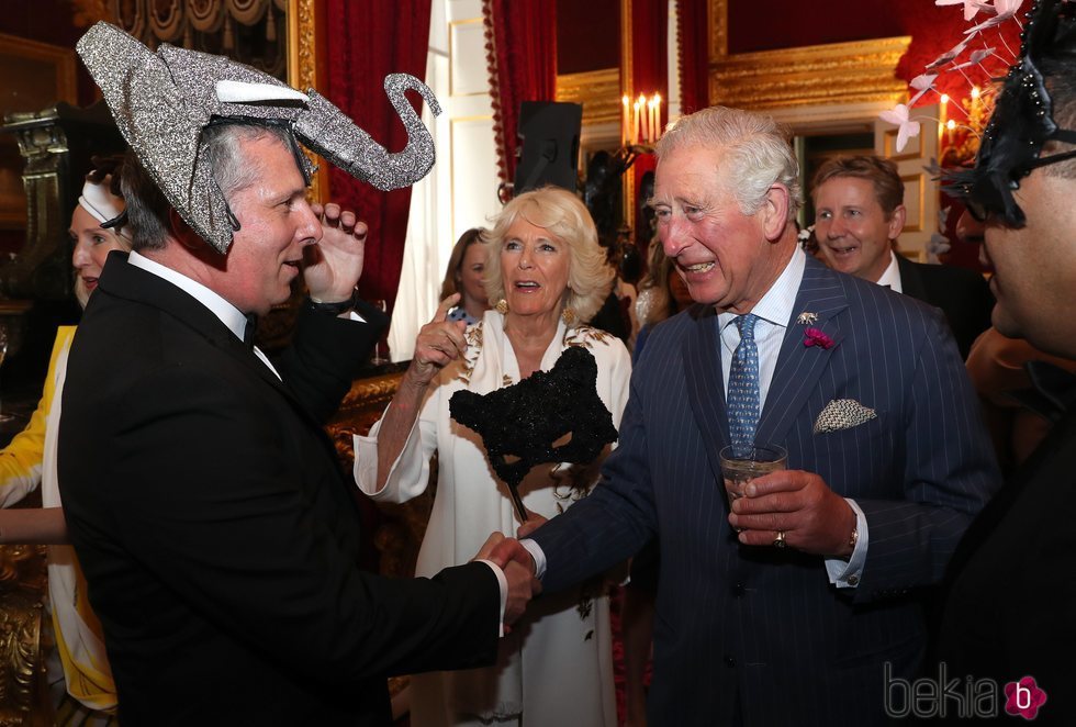 Príncipe Carlos y Camilla Parker en la fiesta de máscaras de Elephant Family