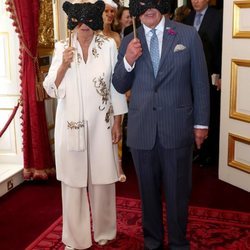 Príncipe Carlos y Camilla Parker con máscaras en Elephant Family Animal